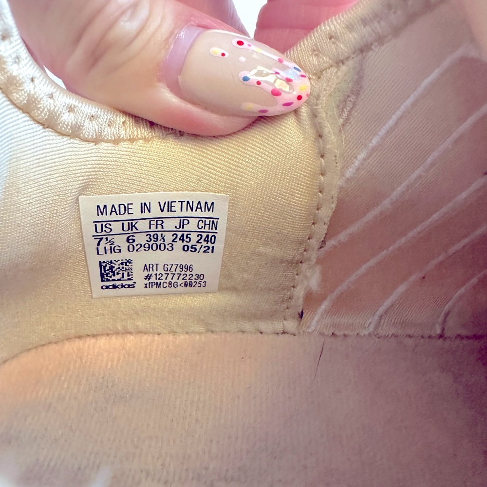 Blush Adidas NMD R1 - Picture 6 of 6